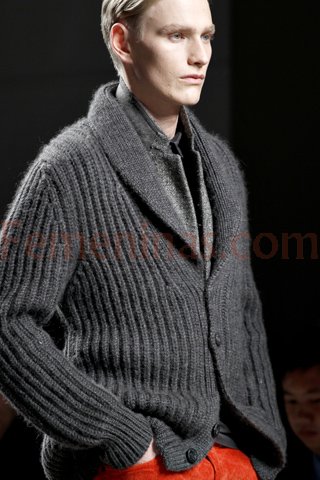 Cardigan masculino de lana con botones en color gris plomo